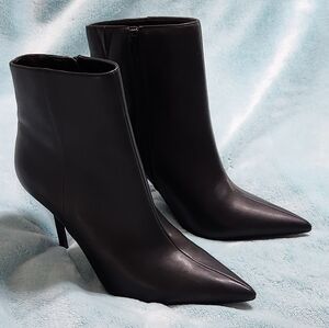 Sz 9.5 INC Black Booties